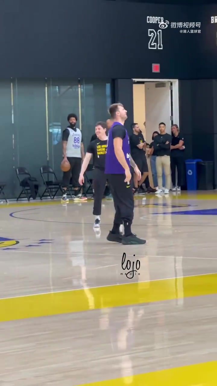 就是這么信任你！DFS出手三分，東契奇在旁邊提前慶祝
